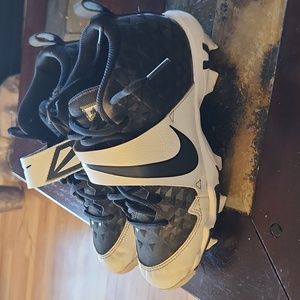 Baseball shoes